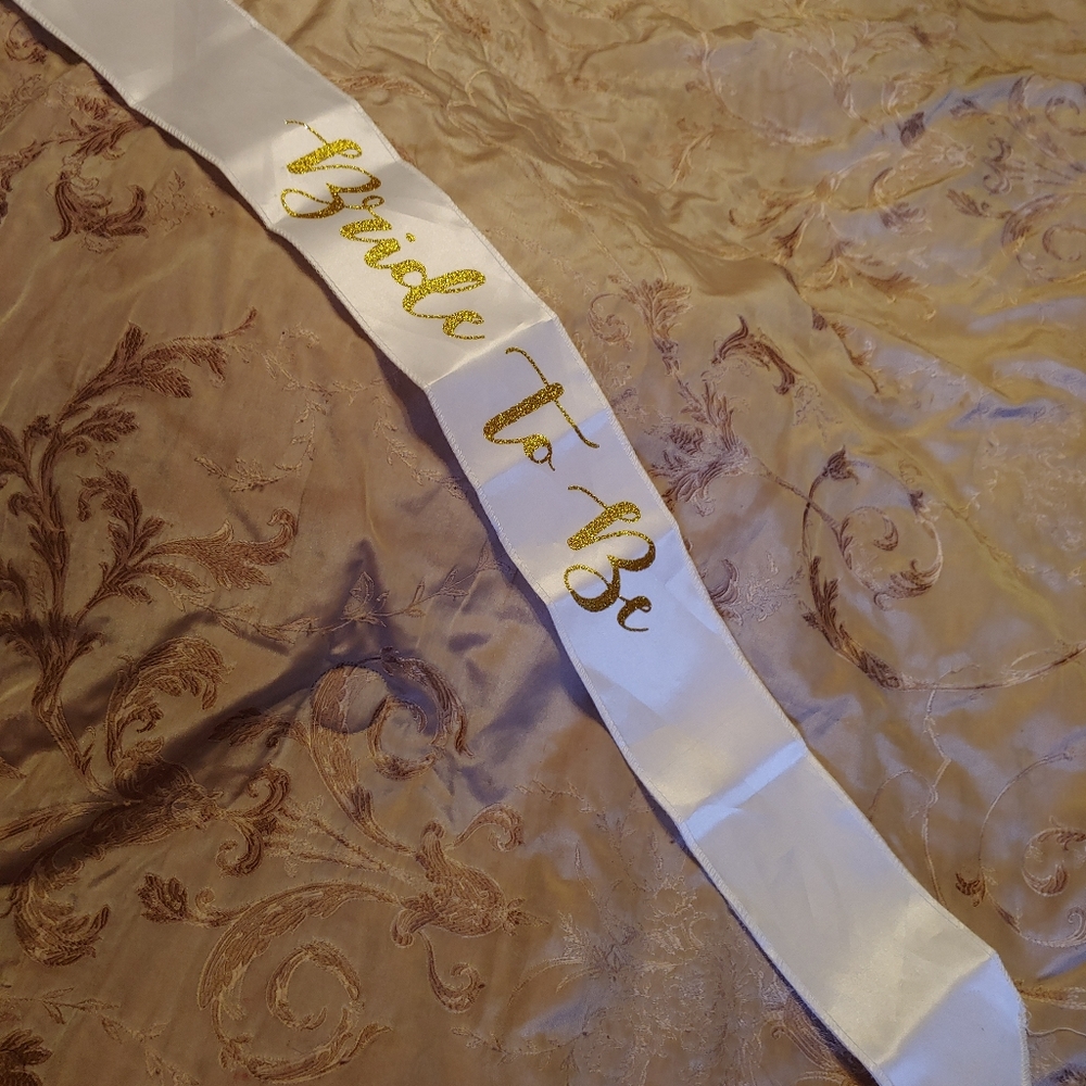 3/$12 Bride-to-be sash and veil